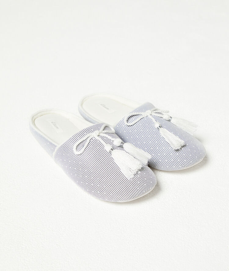 Zapatillas destalonadas turquesa.
