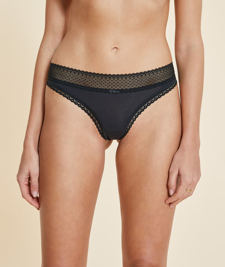 Tanga de modal y encaje negro.