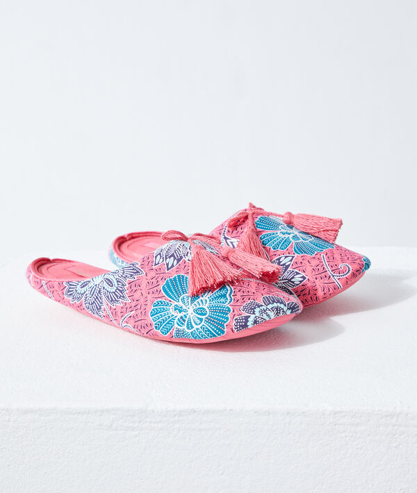 Zapatillas con pompones decorativos Zapatillas con pompones decorativos;${refinementColor}
