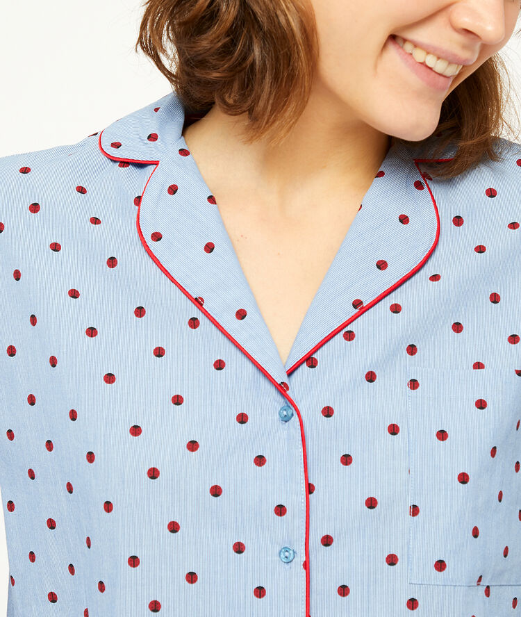 Camisa manga corta estampado de lunares azul.