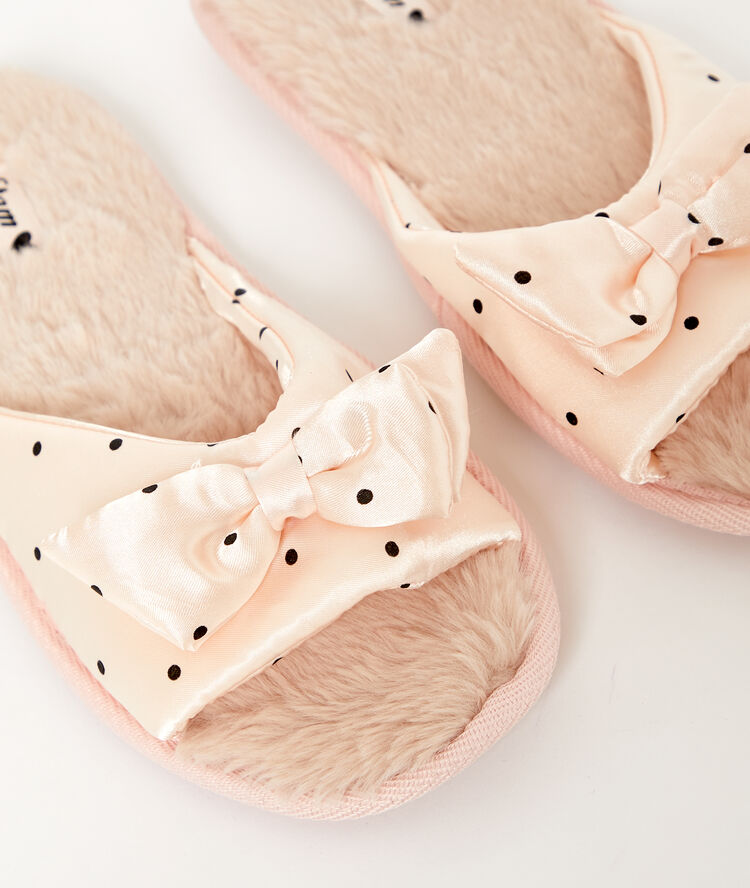 Zapatillas lazo rosa.