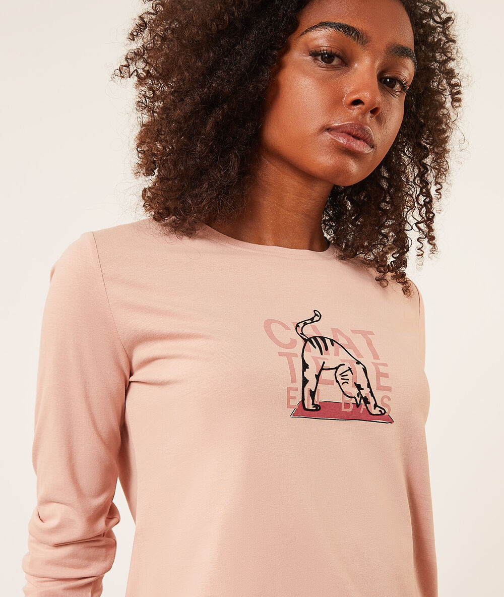 Camiseta manga larga estampado gatos rosa pálido.