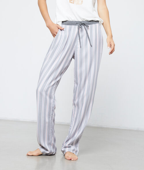 Pantal&oacute;n largo de finas rayas multicolor.