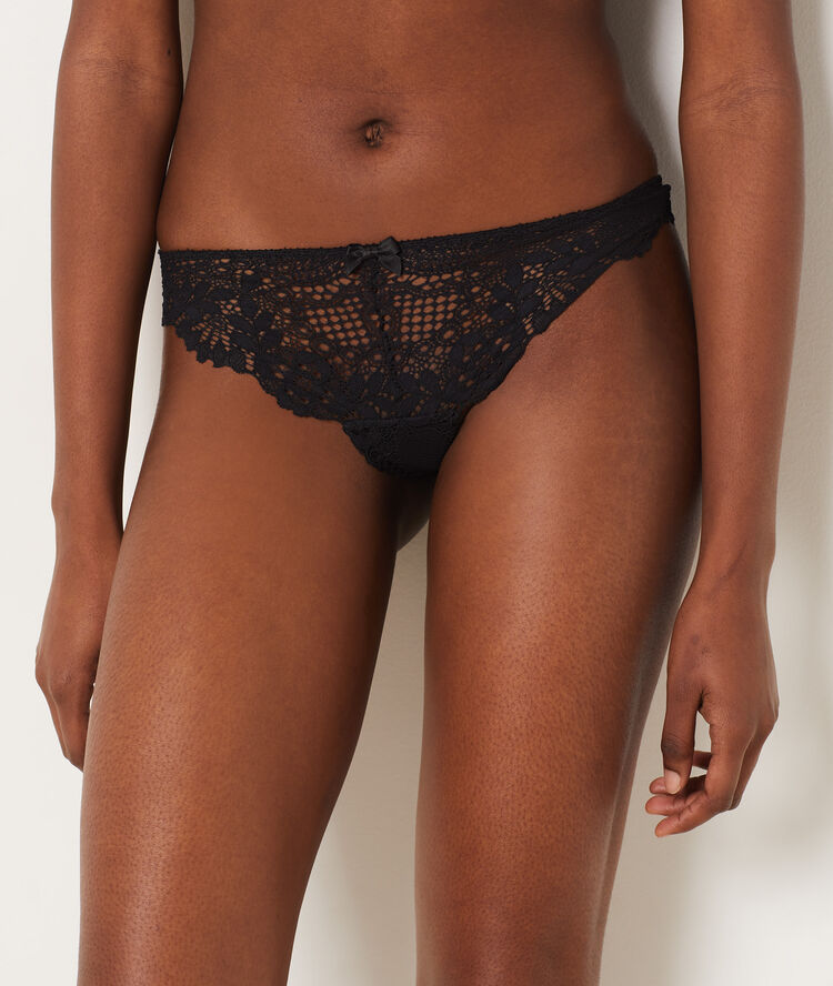 Tanga de encaje negro.