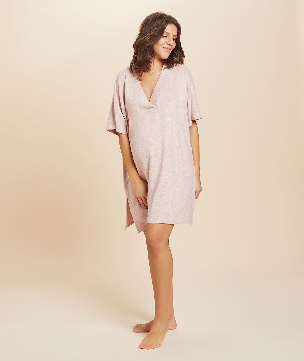 Camisón corto escote en v rosa.