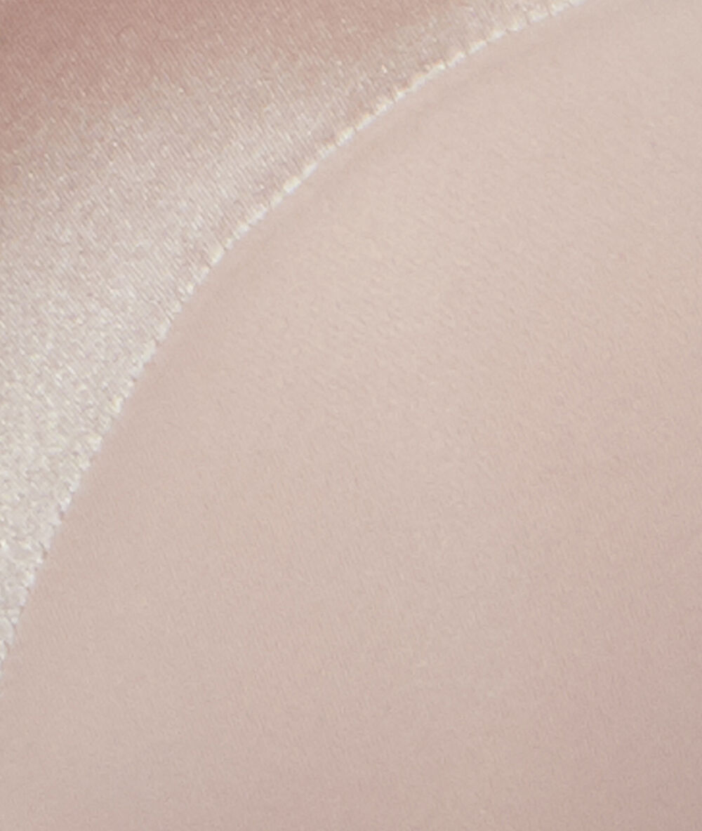 Sujetador con foam de microfibra suave. copa d rosa pálido.