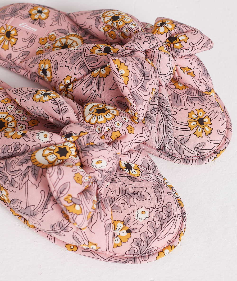 Zapatillas tipo chancla estampadas rosa.
