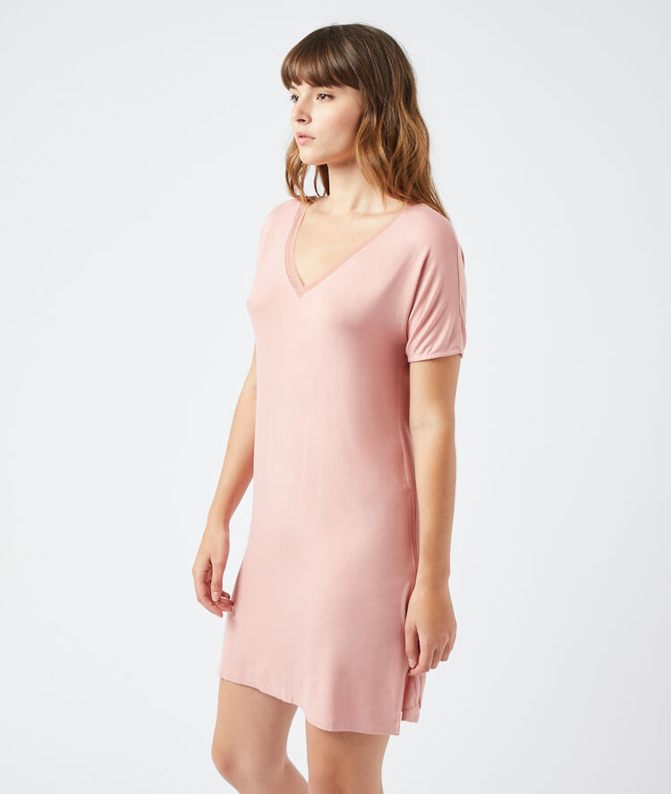 Camisón corto rosa.