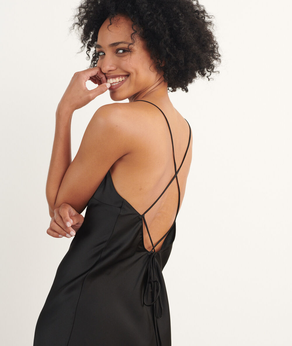 Camisón largo de satén negro.