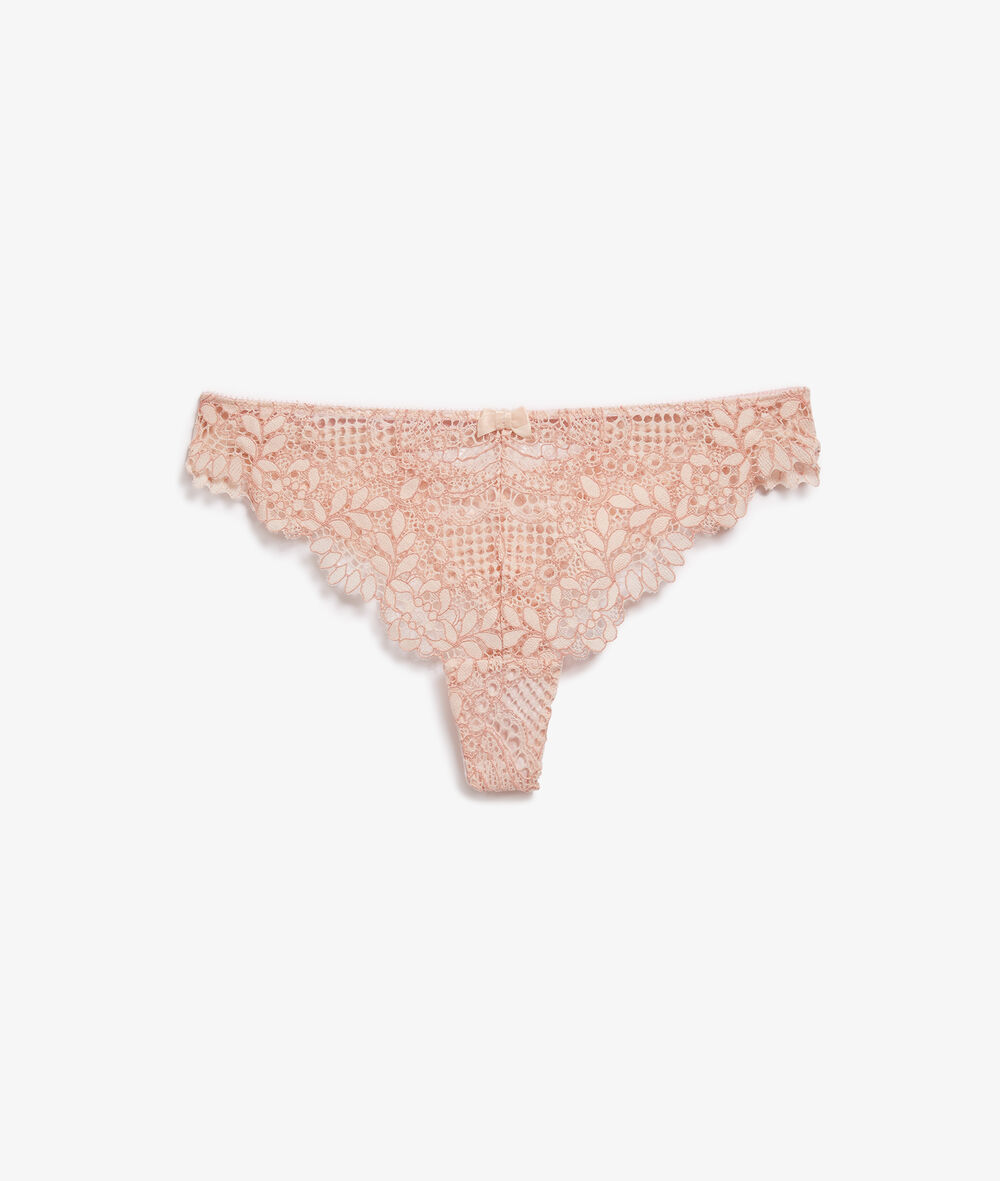 Tanga de encaje rosa pálido.