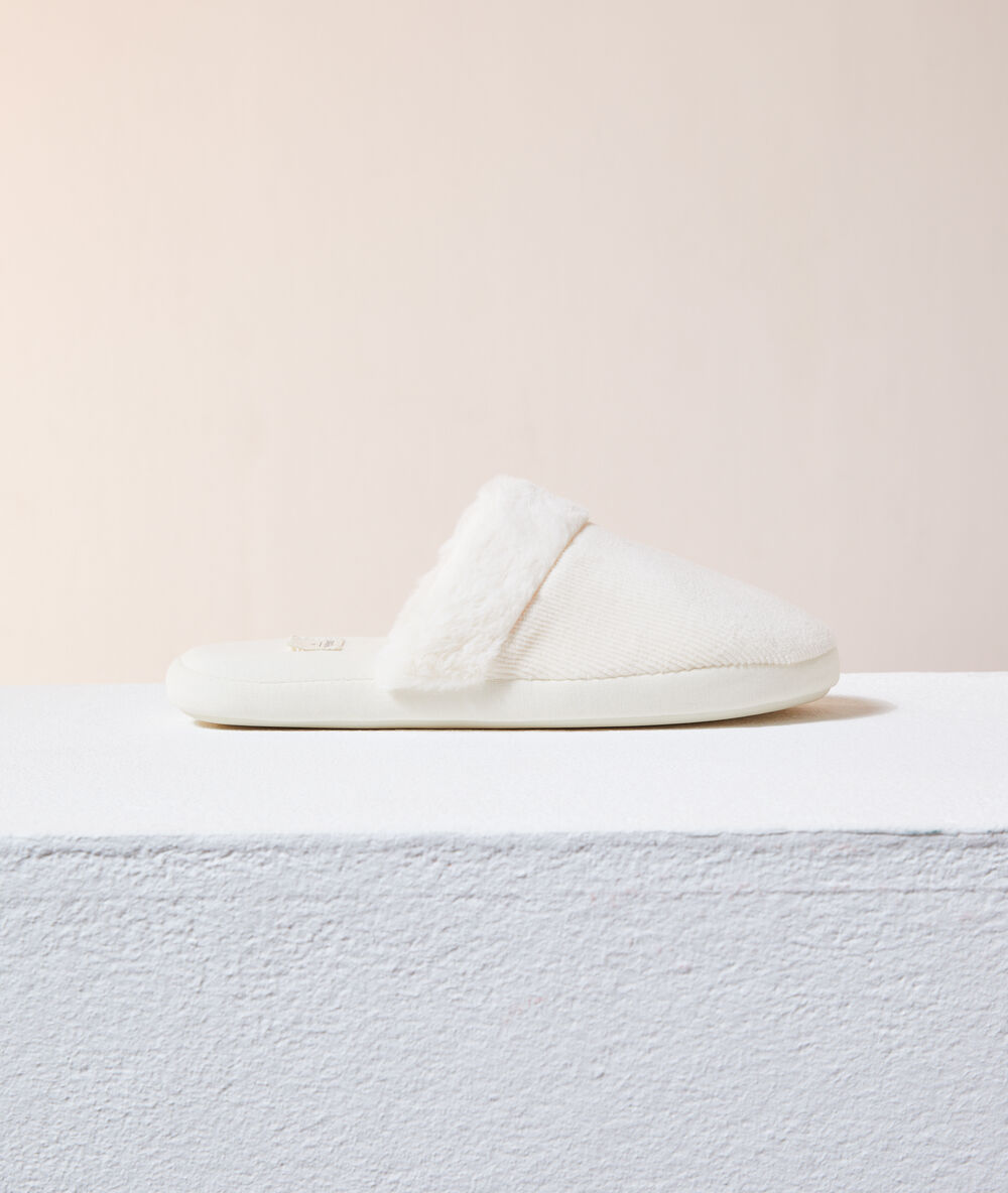 Zapatillas destalonadas de terciopelo crudo.