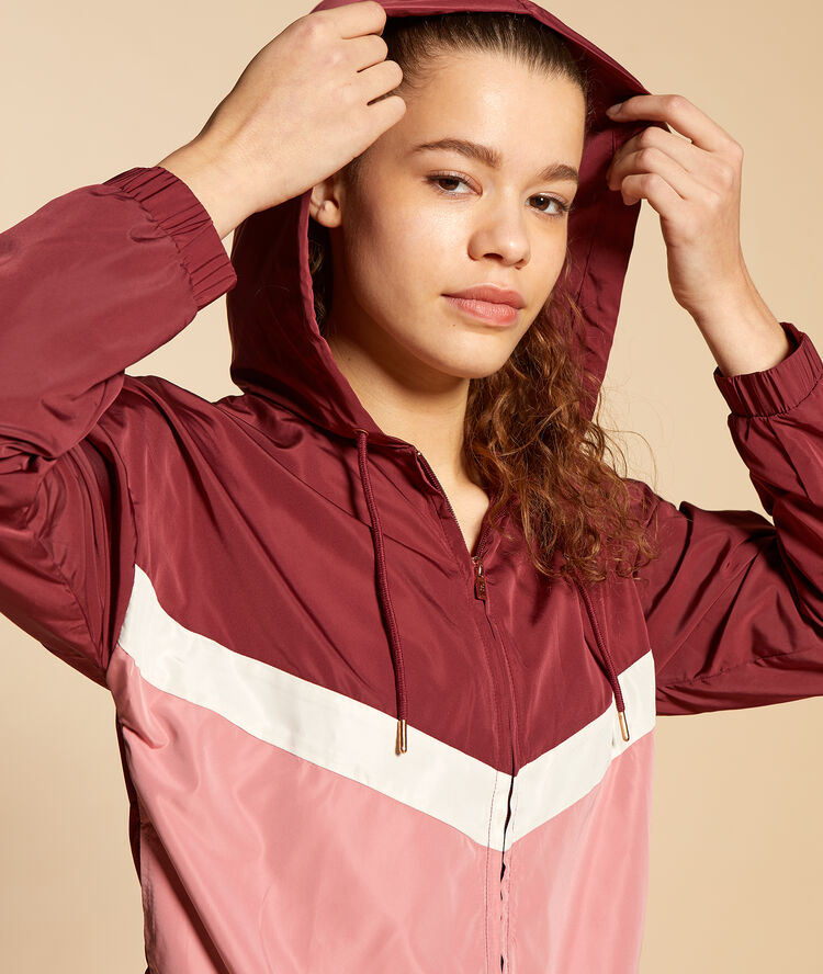 Chaqueta deportiva con capucha burdeos.