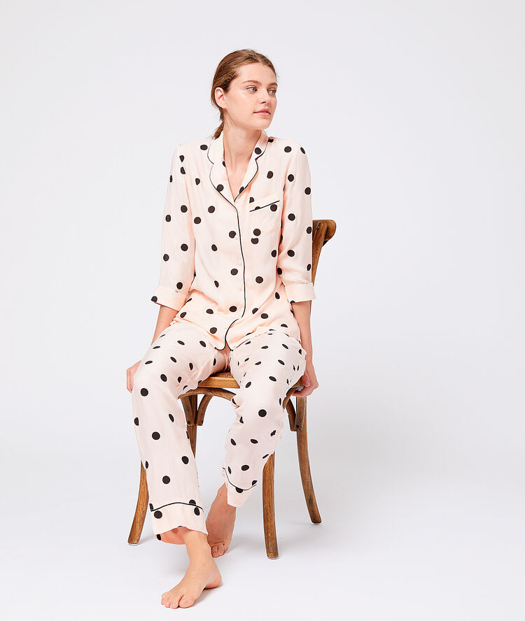 Camisa pijama estampado de lunares rosa.