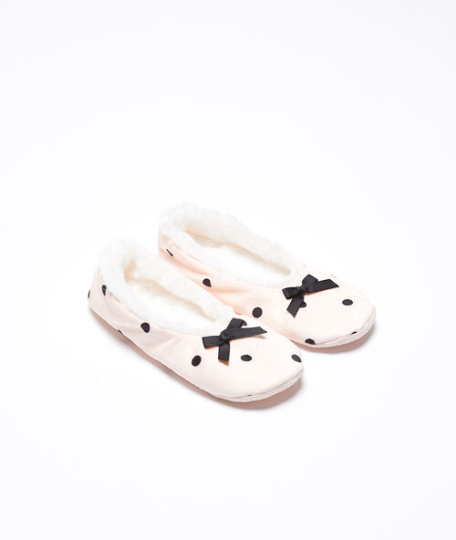 Zapatillas estampado de lunares rosa.