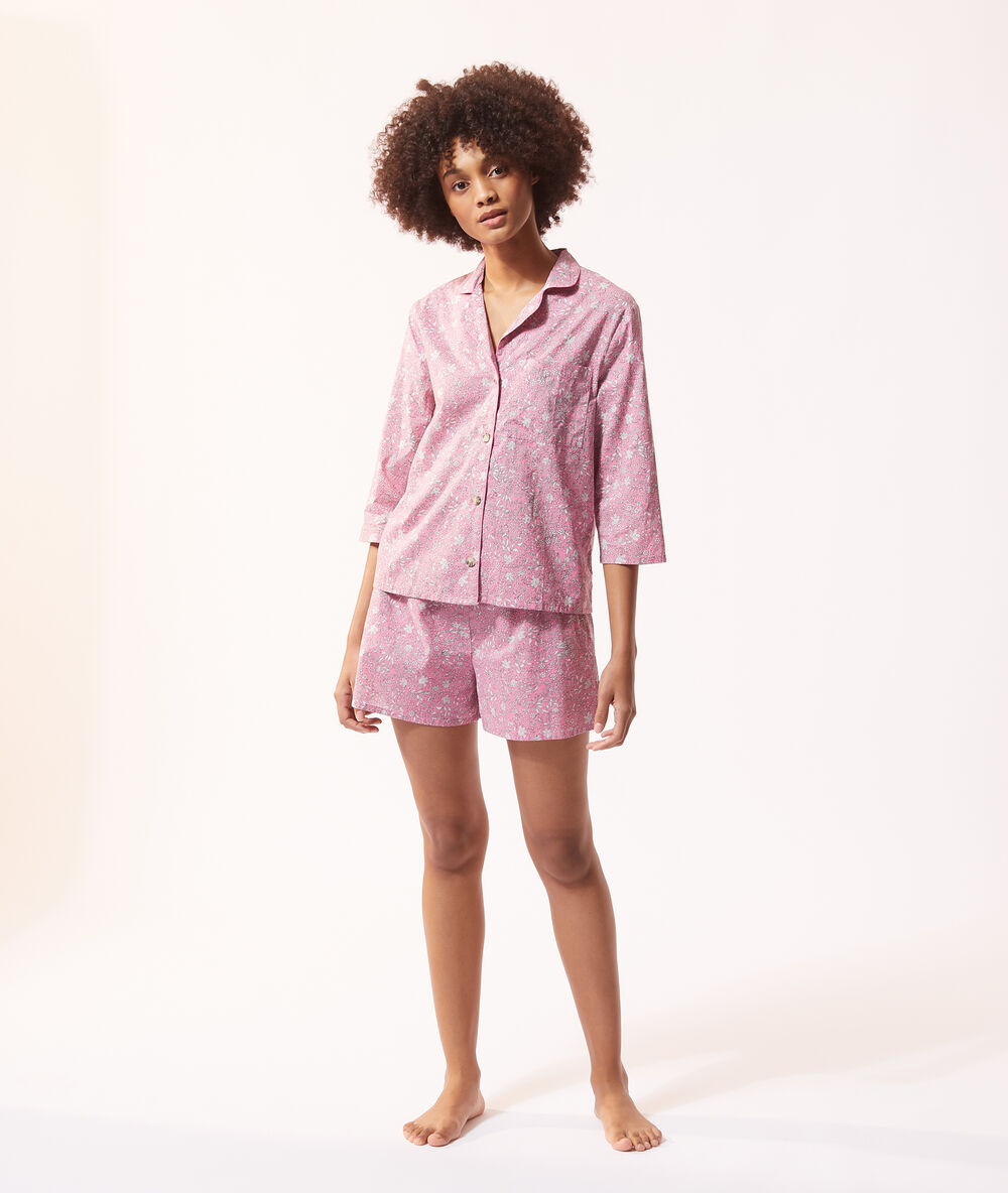 Camisa pijama estampado floral rosa.