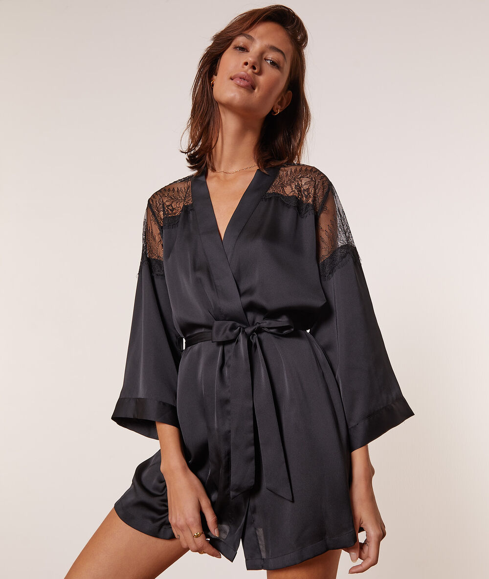 Kimono de satén con motivos de encaje negro.