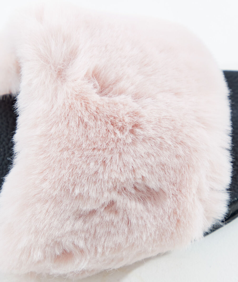 Zapatillas con tejido tipo peluche rosa.