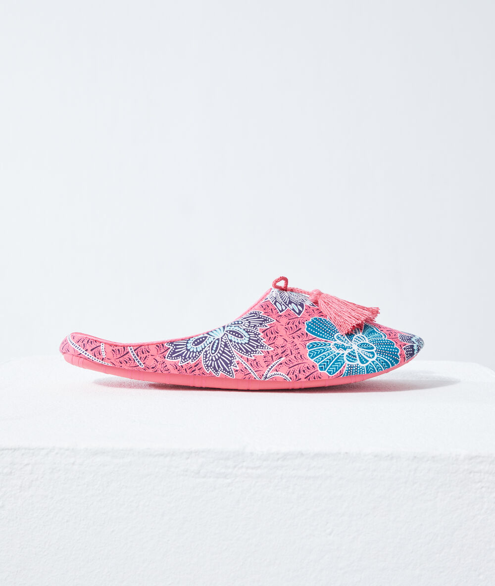 Zapatillas con pompones decorativos rojo.