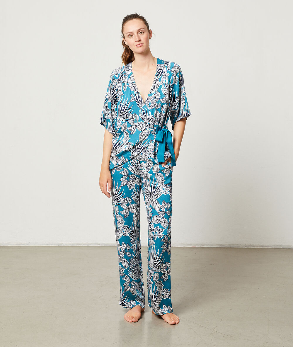 Camisa pijama anudada turquesa.