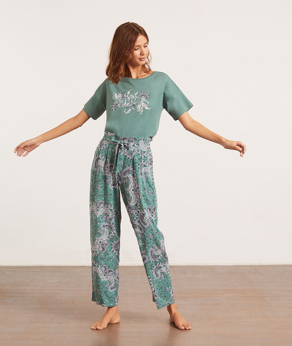 Pantalón pijama estampado bandana verde.