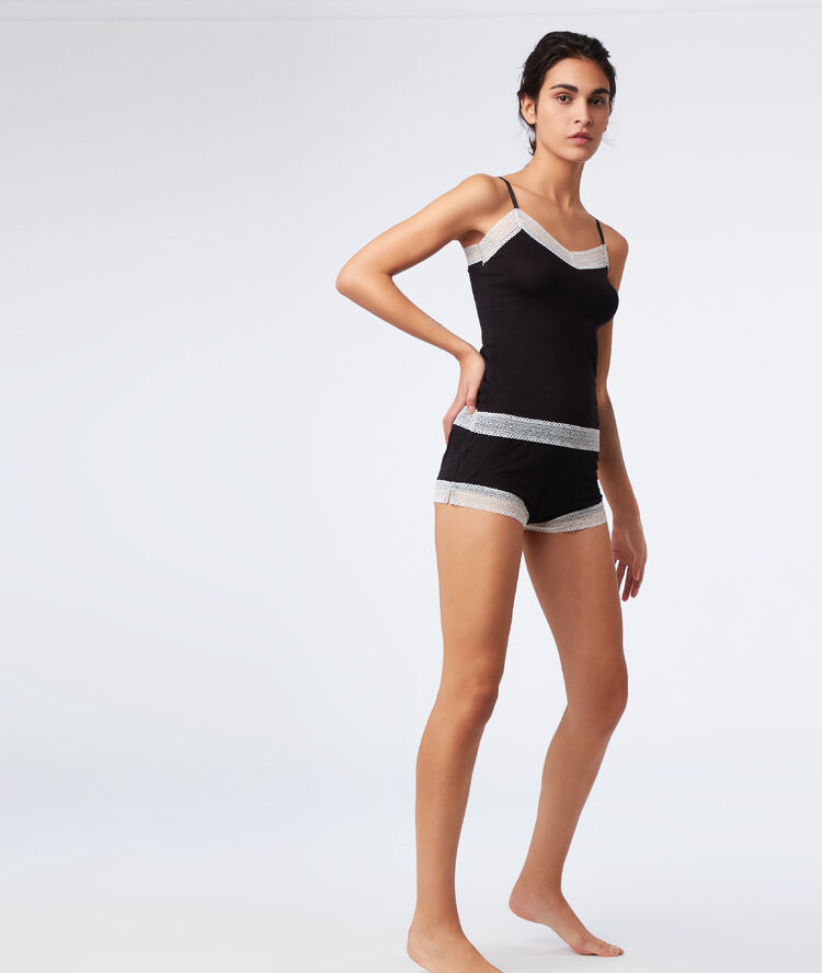 Pantalón corto viscosa motivos de encaje negro.