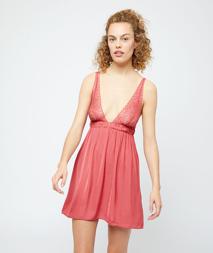 Camisón escotado motivos de encaje rosa.