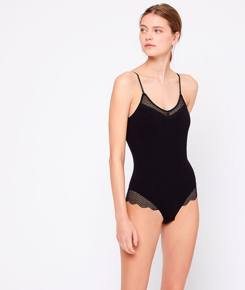 Body escotado con motivos de encaje negro.