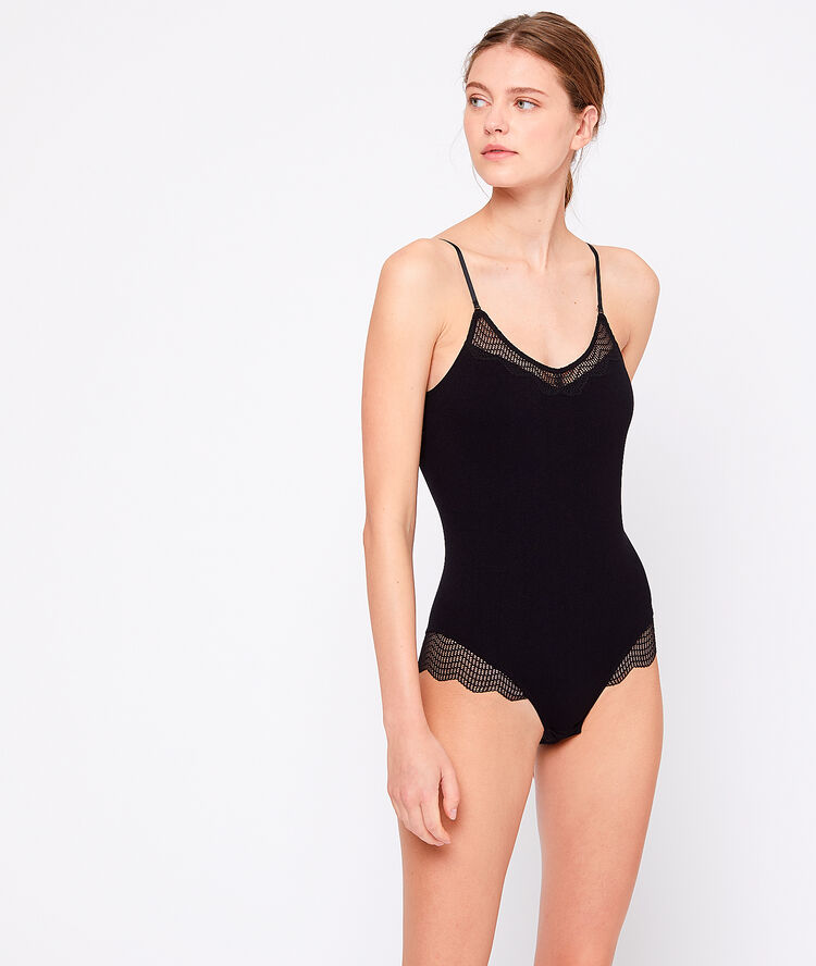 Body escotado con motivos de encaje negro.