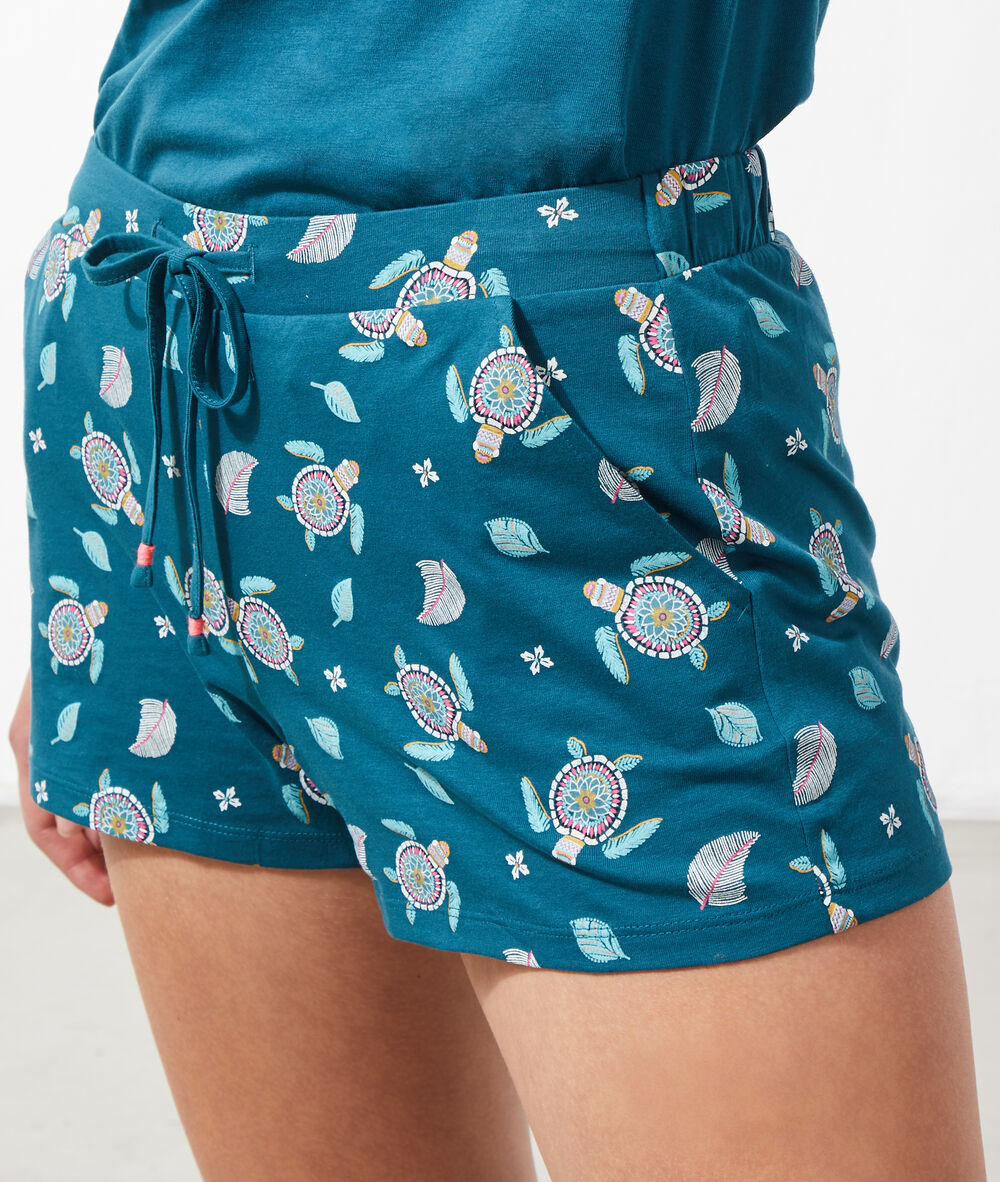 Pantalón corto estampado tortugas turquesa.