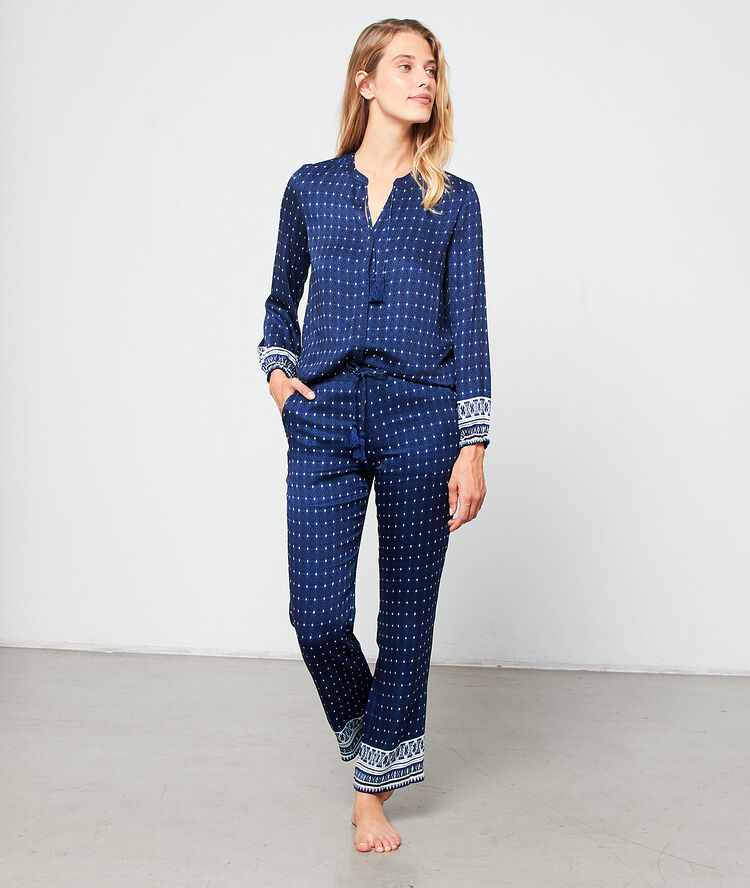 Camisa pijama de satén estampada azul.