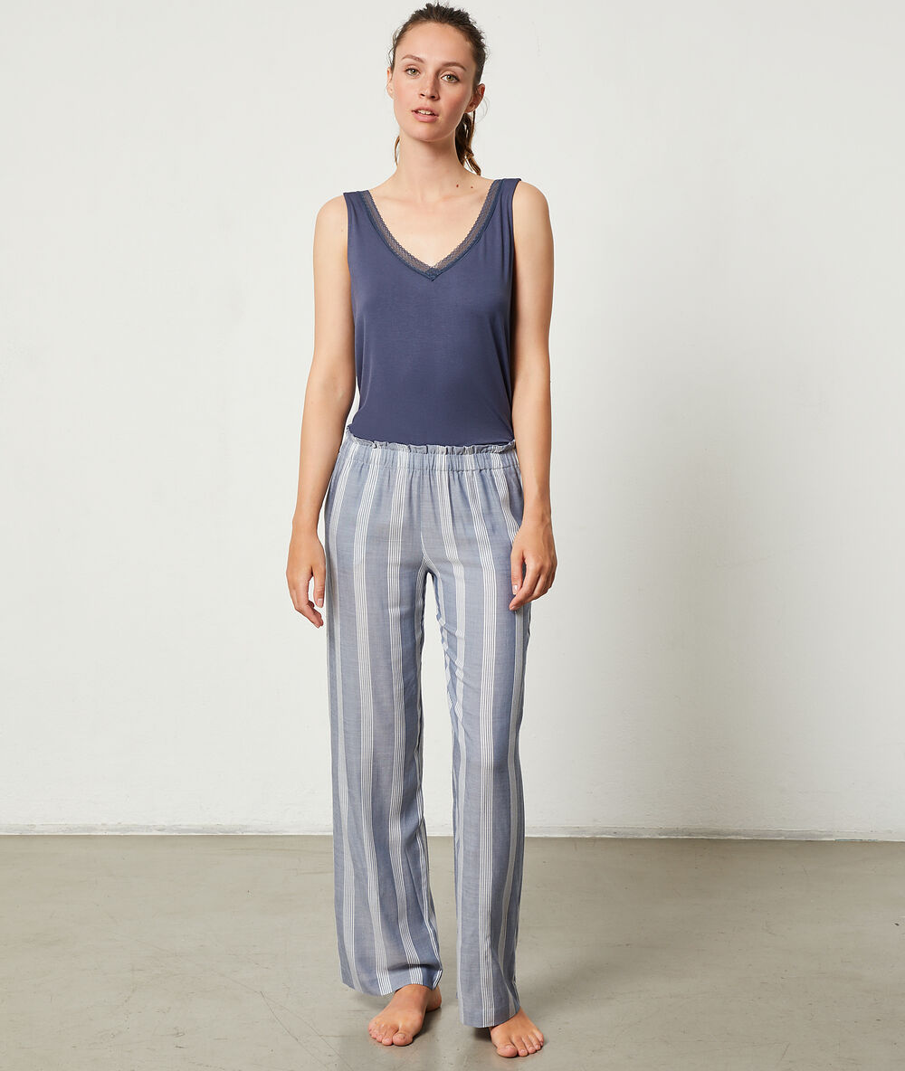 Pantalón estampado de rayas azul.