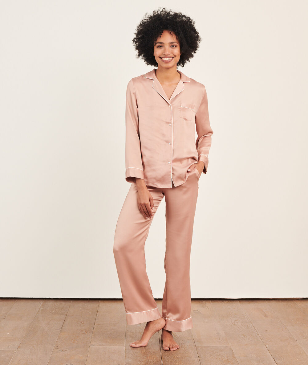 Camisa pijama de satén rosa pálido.