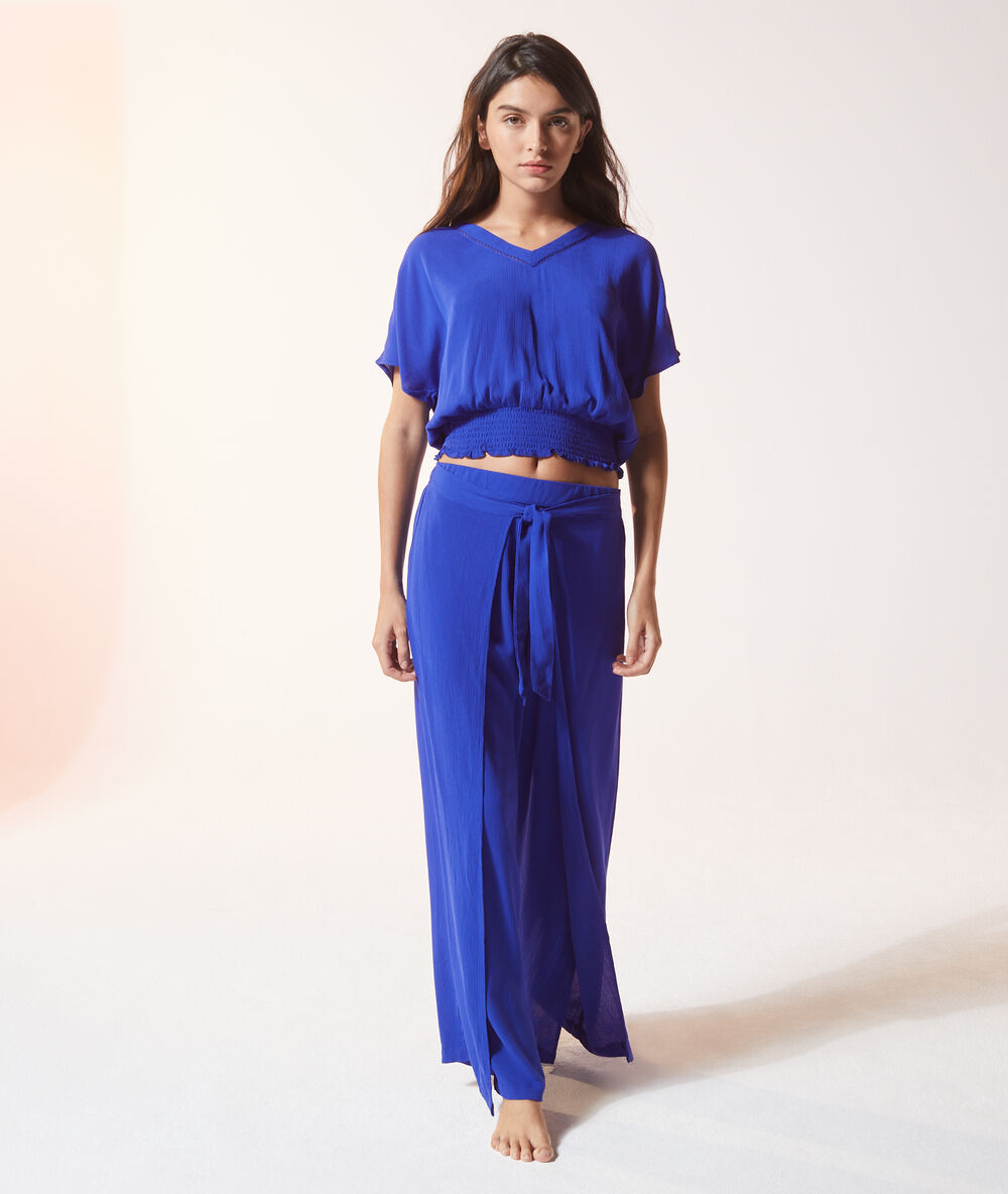 Pantalón con lazada azul.