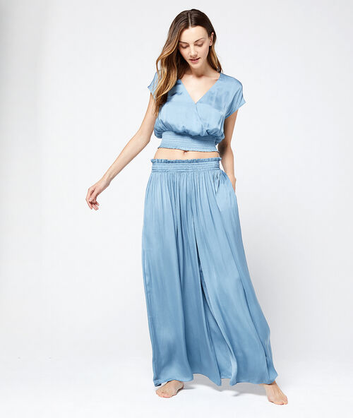 Pantalón de satén oversized azul cielo.