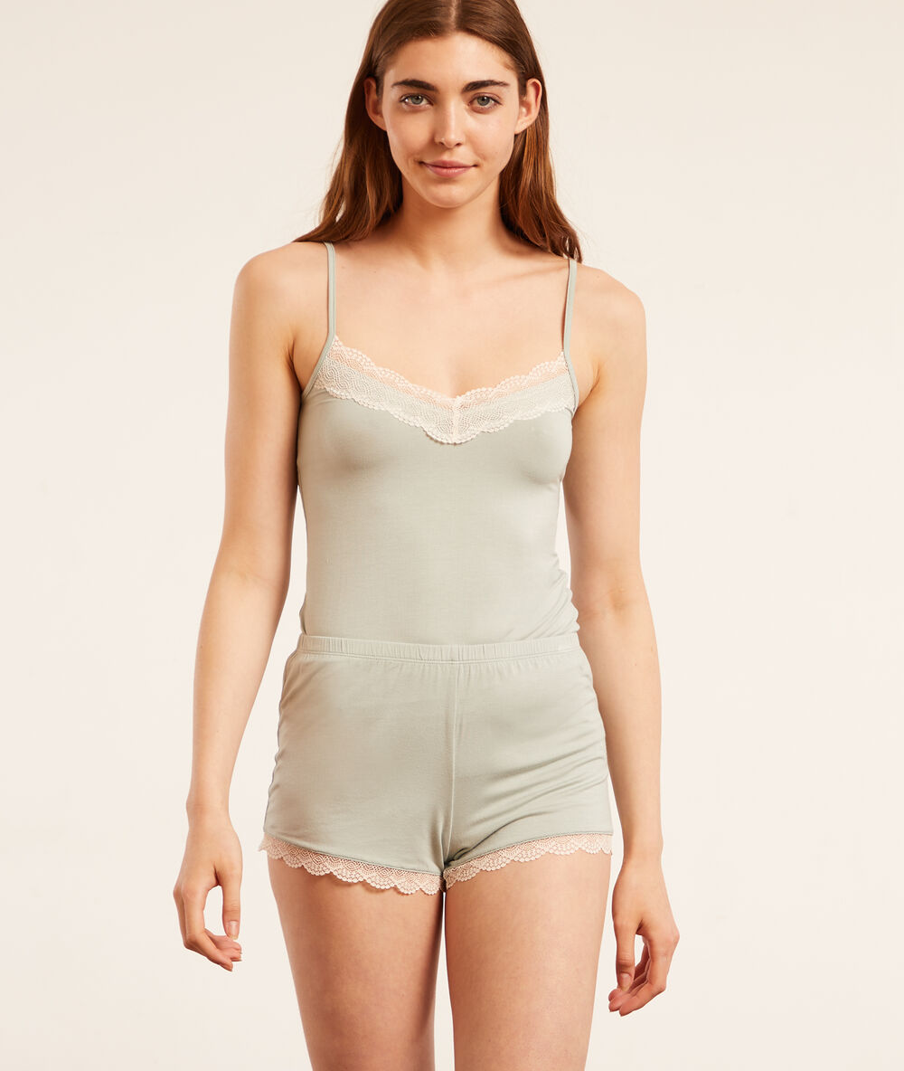 Pantalón corto con motivos de encaje azul verde.