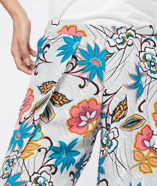 Pantalón capri estampado floral azul.