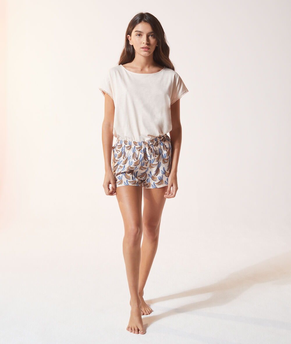 Pantalón corto estampado tropical rosa.