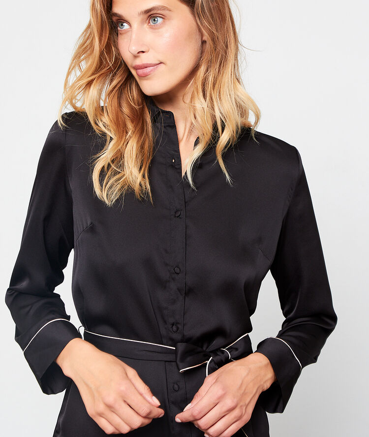 Camisón de satén anudado con cinturón negro.