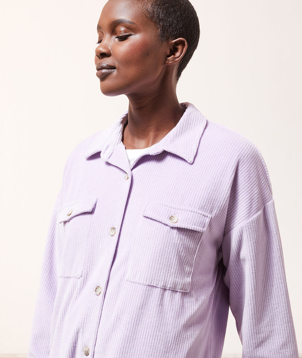 Camisa de terciopelo canalé lila.