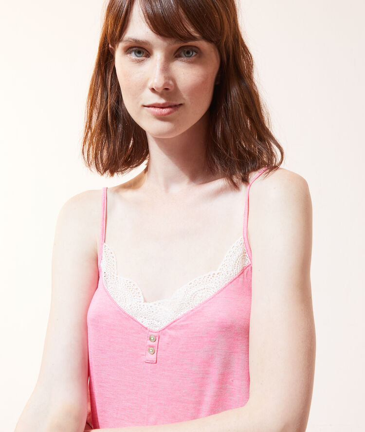 Top viscosa con motivos de encaje rosa.