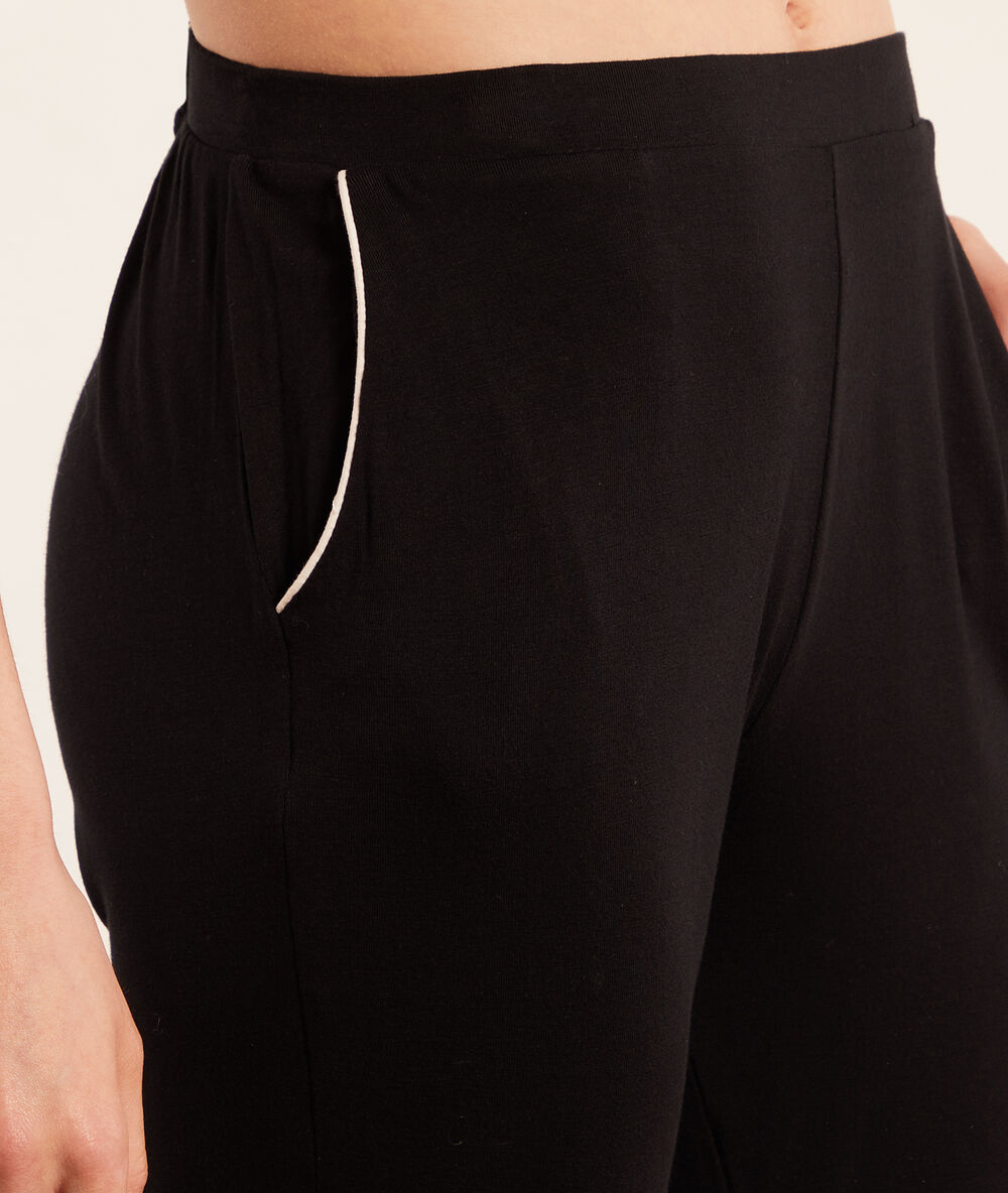 Pantalón liso negro.