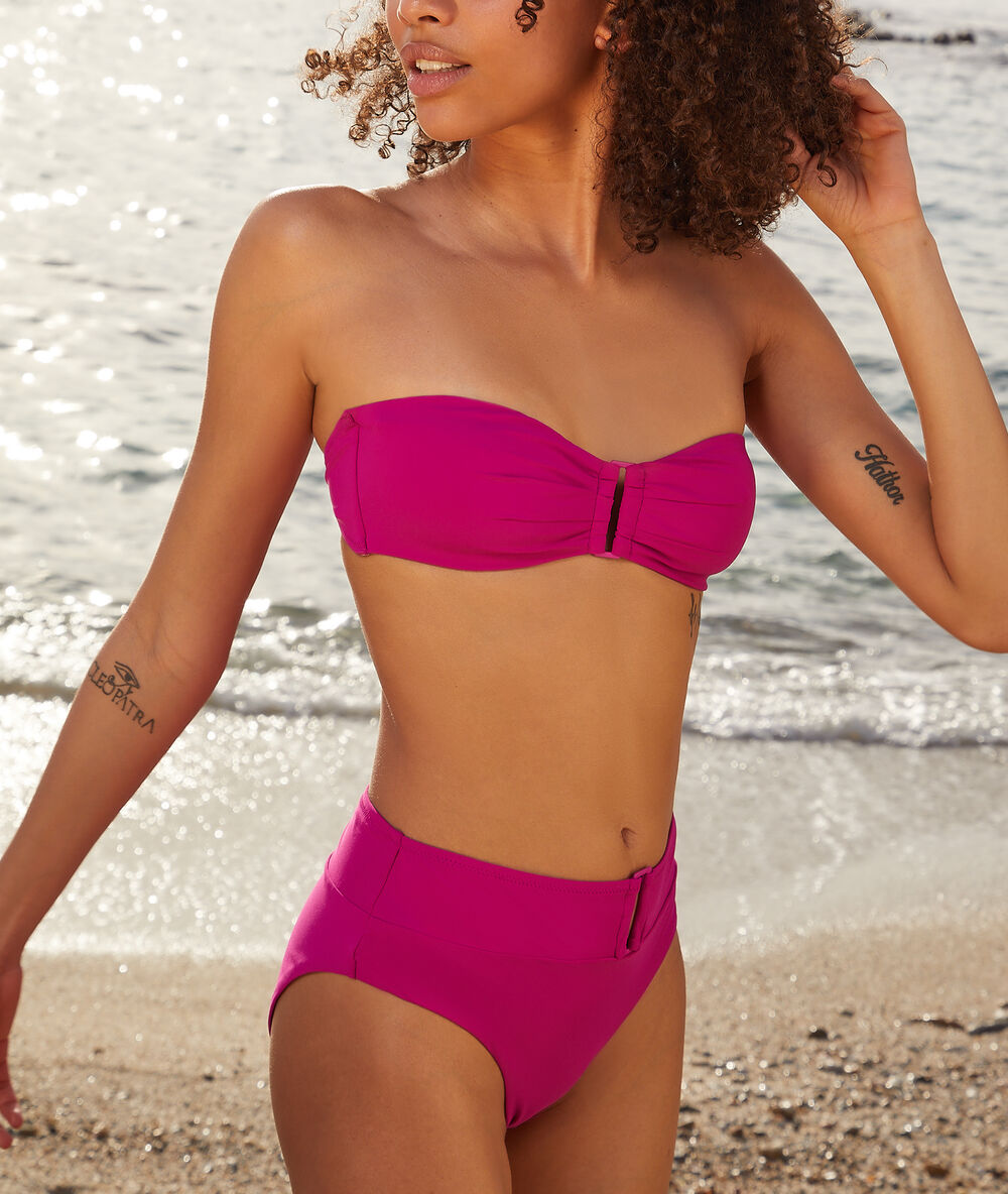 Braguita bikini talle alto con hebilla fucsia.