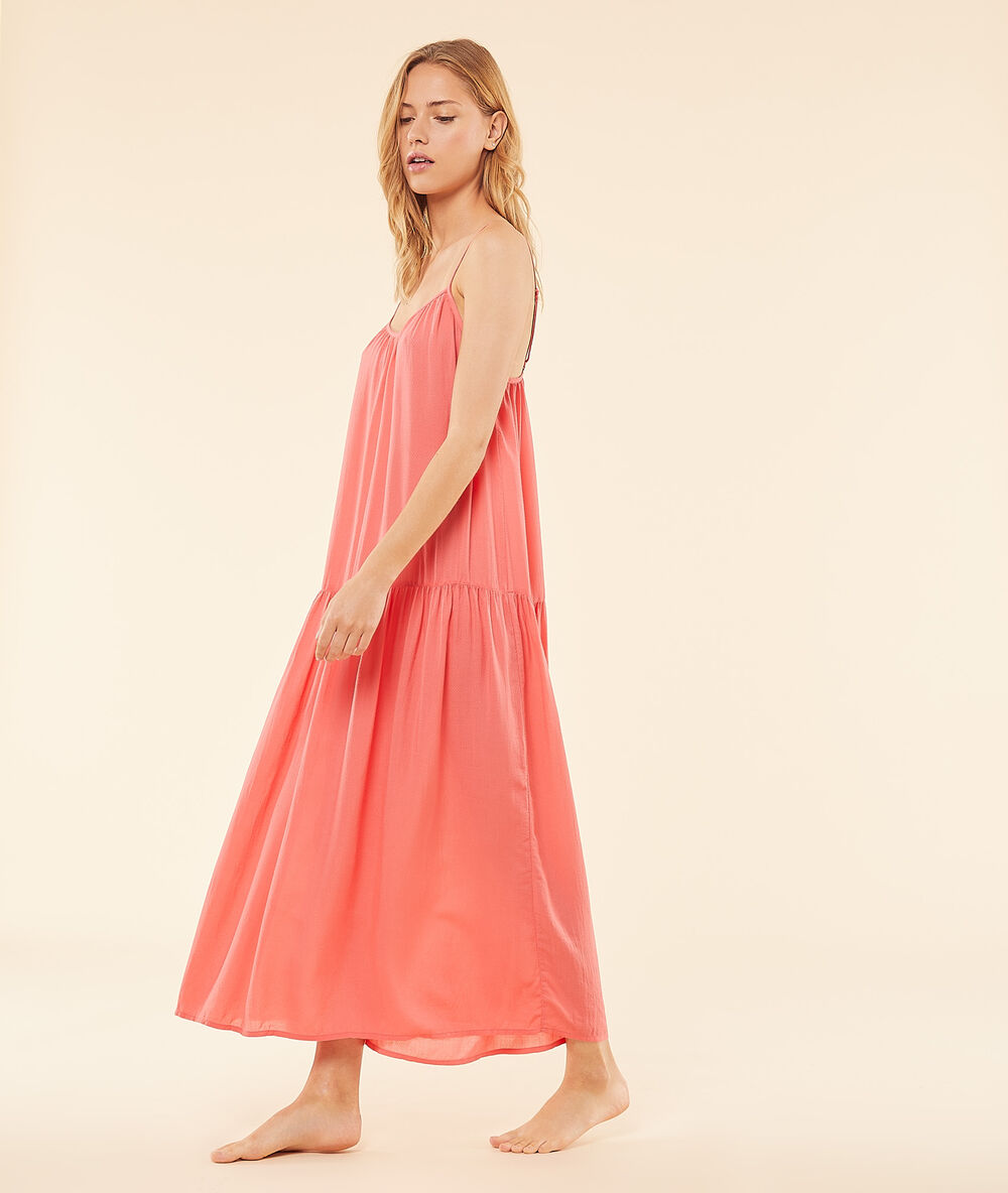 Vestido largo con tirantes coral.