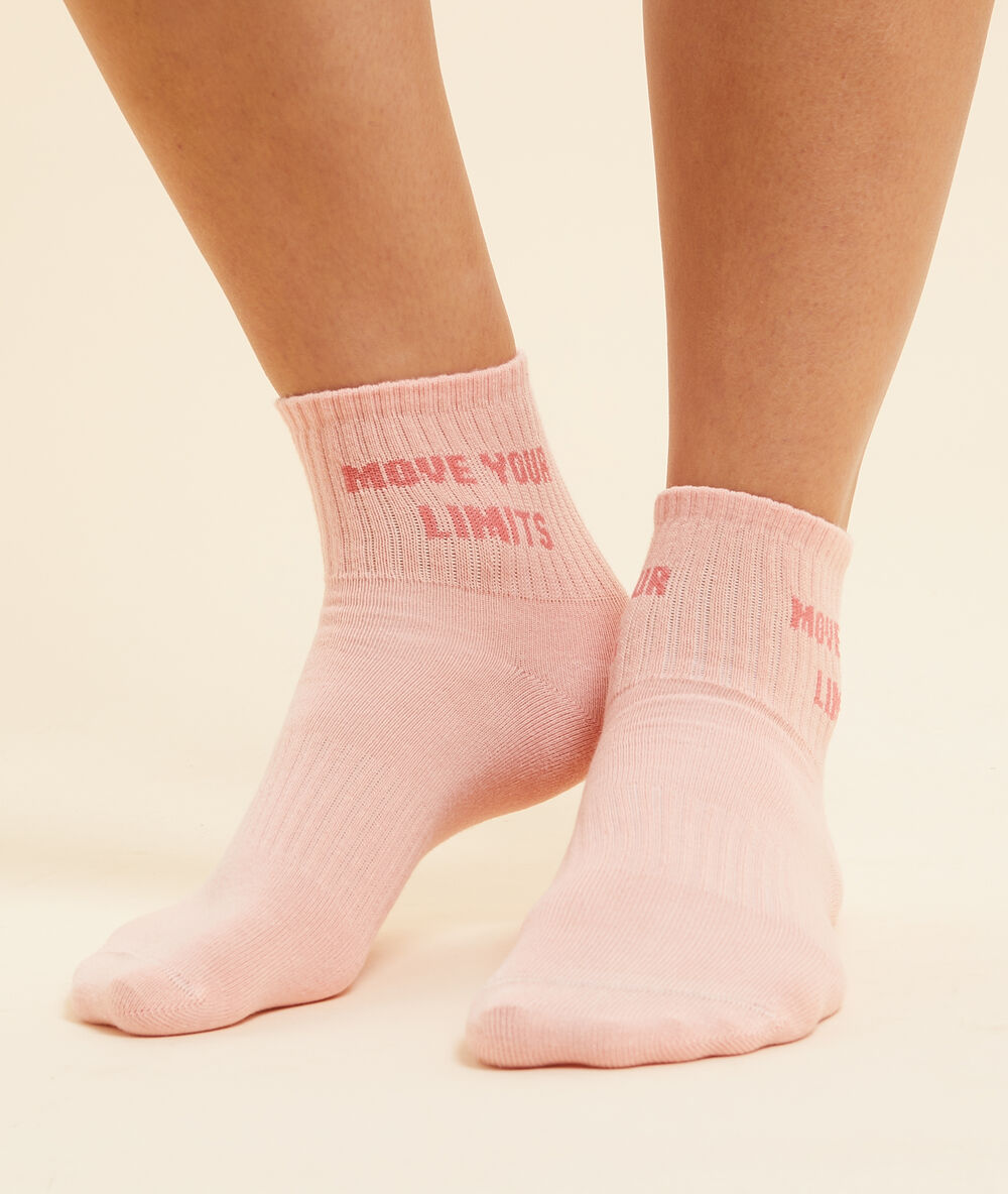 Calcetines cortos 'move your limits' rosa pálido.