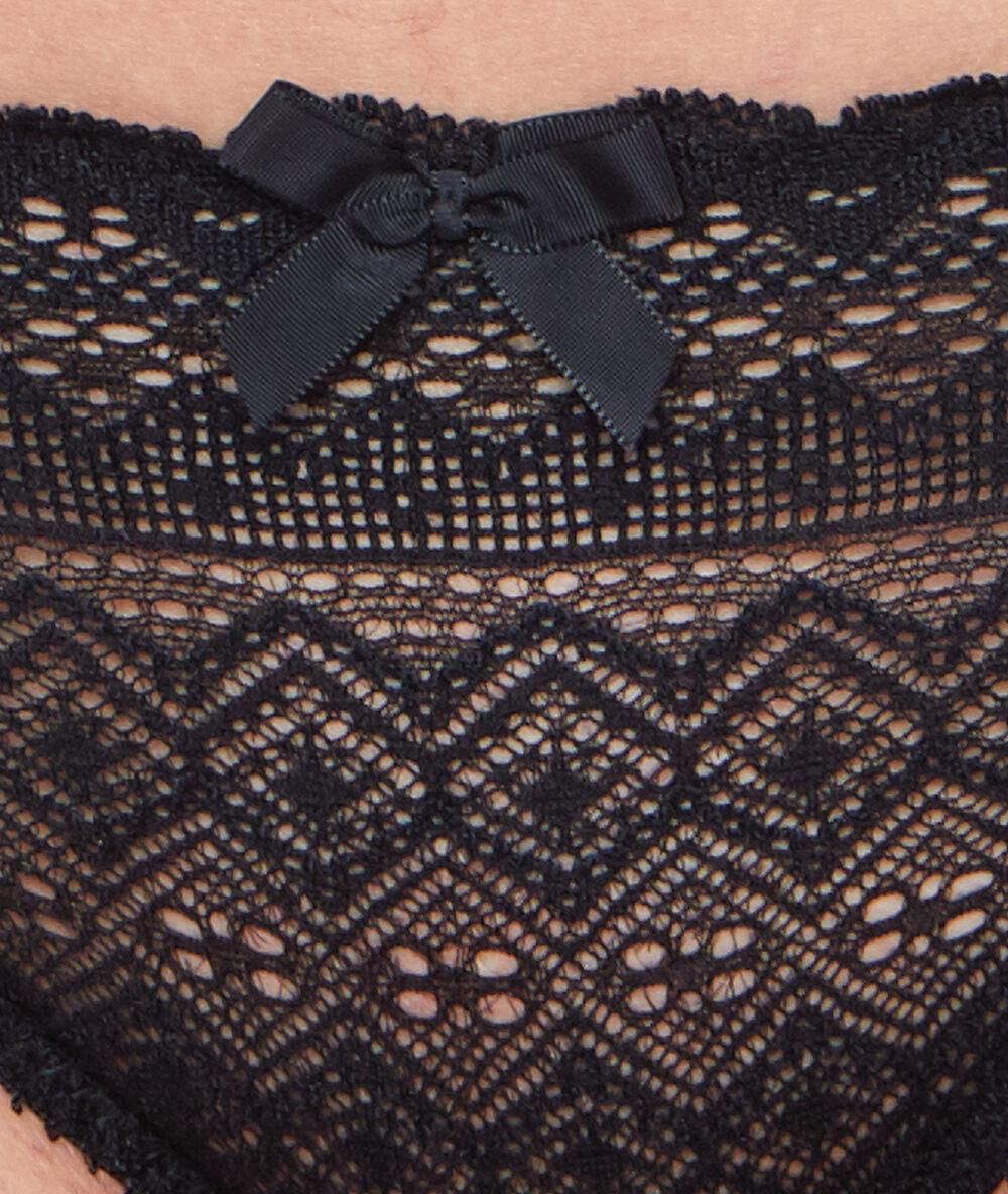 Braguita de encaje negro.