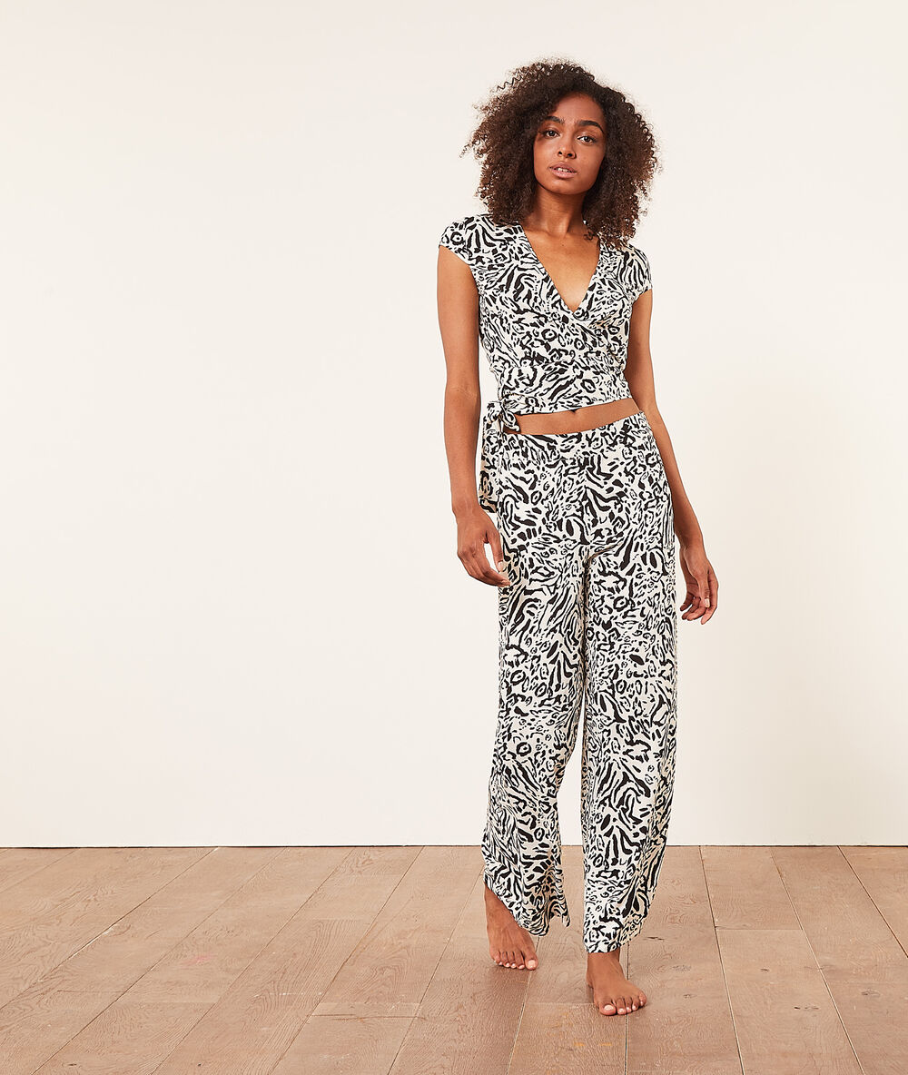 Pantalón ancho estampado leopardo crudo.