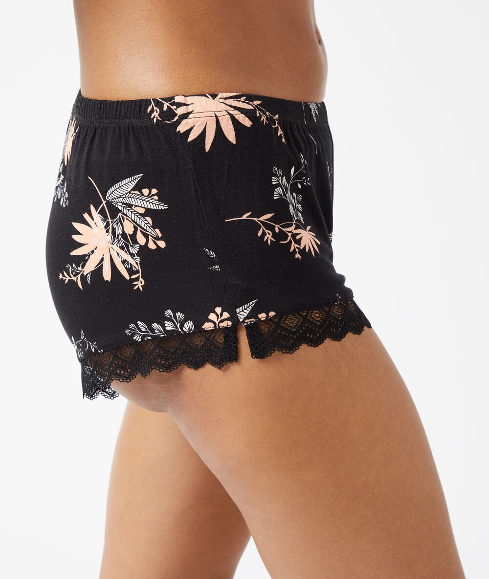 Pantalón corto estampado floral negro.
