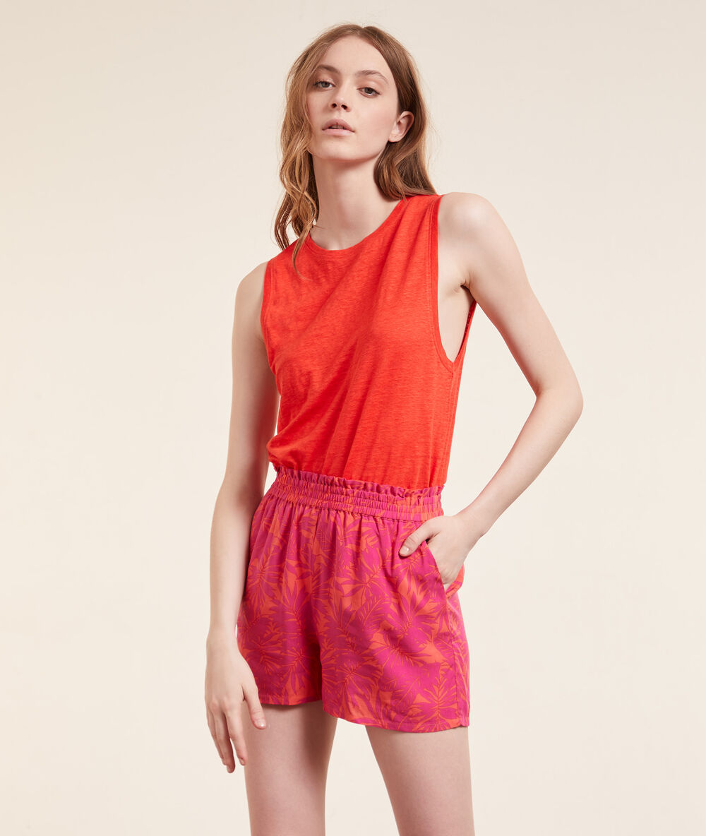 Pantalón corto estampado tropical fucsia.