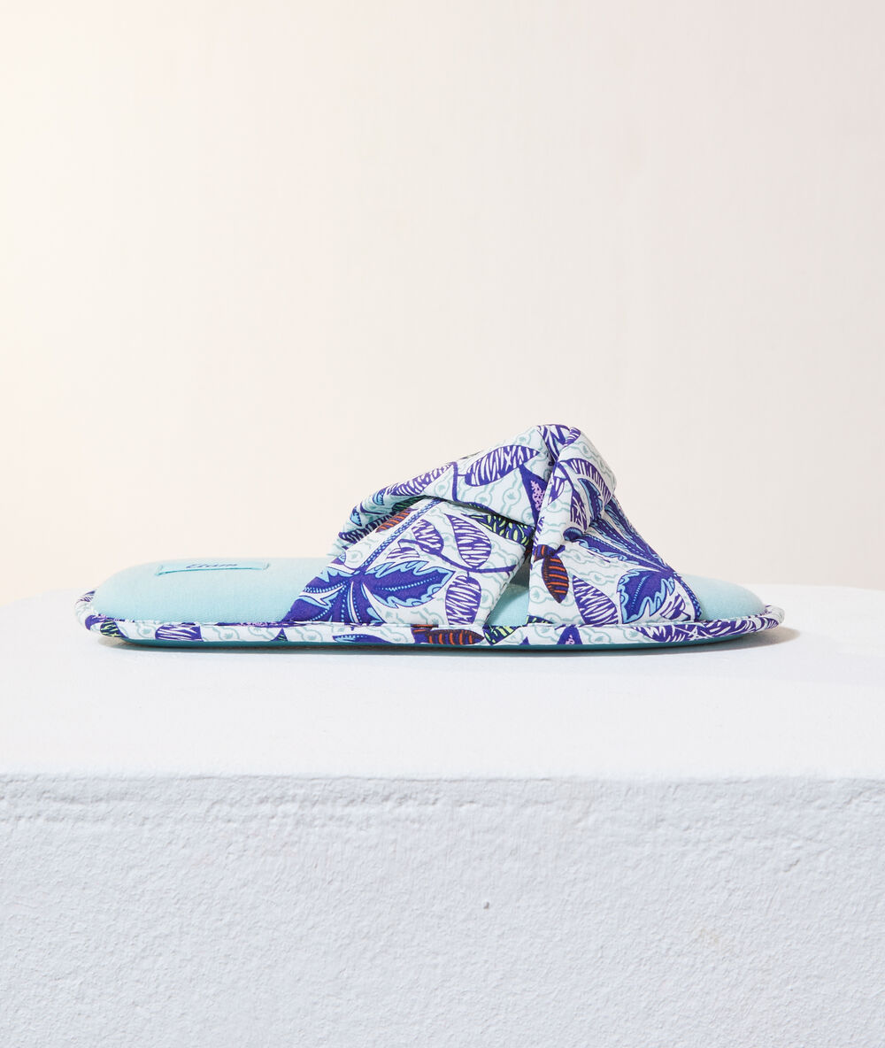 Zapatillas estampadas azul.