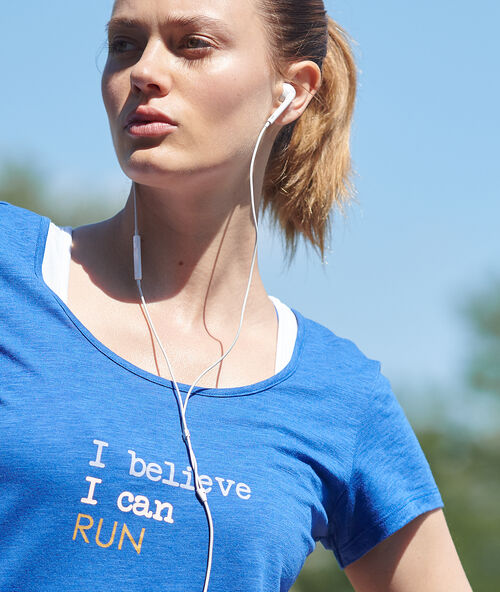 Camiseta deportiva con top integrado azul.
